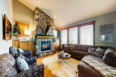 Image de Homey mountain condo w/ ski-in/ski-out access, private hot tub & free WiFi