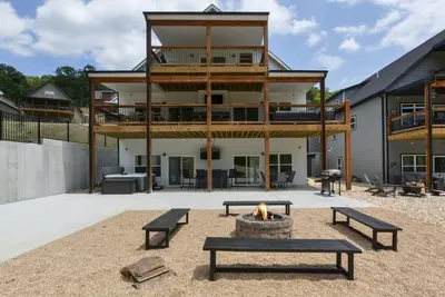 Lakeview, Indoor/Outdoor Pool, HotTub & Pet Frdnly