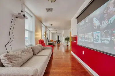 Image de Stairway | 3br Apt w W/D, Home Theater