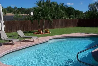 Image de Comfortable home close to the beach with a pool.