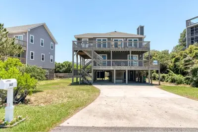 Image de 5 bedroom, 3 full bath, 2 1/2 bath home, just steps from the beach on quiet road