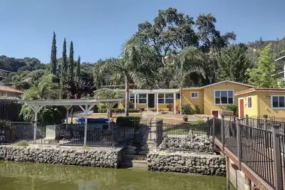 Image de Stunning  Lakefront, Beach\/Huge Dock, 2 Kayaks, Sleep 8, Prime fishing spot