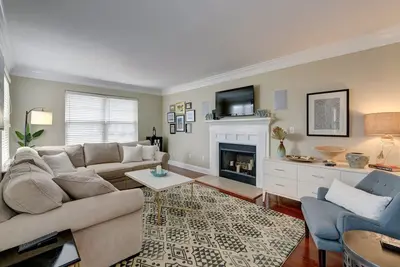 Image de Walk to restaurants! 10min to beaches and downtown Charleston.
