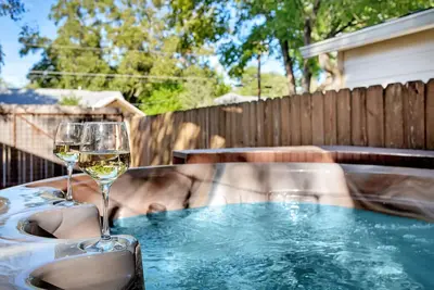 Image de Rest Haus | Hot Tub | In Town