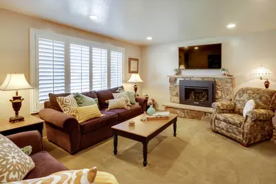 Image de Updated Ranch Apartment w/ Deck - 9 Mi to Downtown