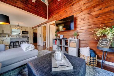 Image de Creekside Cottage king Bed Frada's Nest Casual Elegance