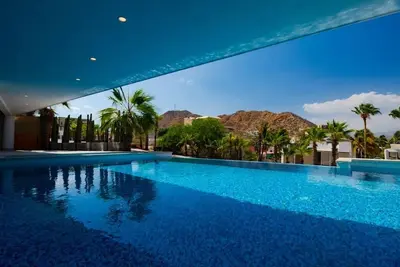 Image de Penthouse views, private steam room, private 9 person jacuzzi, large patio!