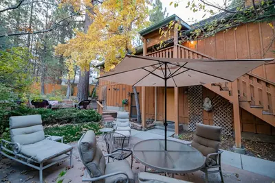 Image de Treetop Bearadise - Walk to Slopes, Hot Tub, Large Fenced Yard