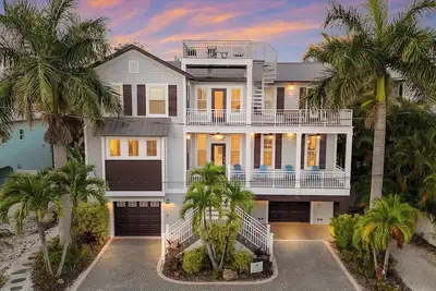 Image de One block off Pine Ave w/ Amazing Rooftop Views! - Ami Memories