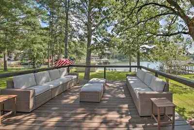 Image de Deck, Fire Pit: Waterfront Lake Hamilton Home
