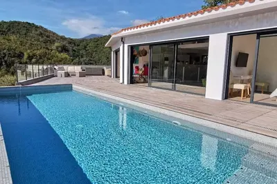 Image de Villa d'architecte avec piscine à débordement chauffée, vue hypnotique, Wifi
