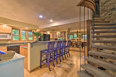 Image de Spacious Lakehouse w\/ Deck, Kayaks, & Dock!
