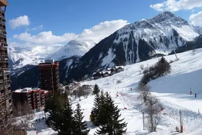 Image de Le Corbier Vostok T3 6 personnes skis aux pieds