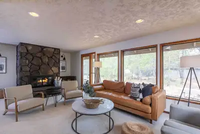 Image de Flat11 - Modern Home, A/C, Hot Tub, Fireplace, Near Fort Rock Park