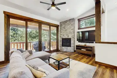 Image de Cozy & contemporary townhome w/ two decks - close to town & outdoor fun