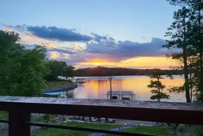 Image de Amazing lake house on the sunset shore of beautiful Lake Blue Ridge