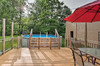 Image de Luxury lakefront apartment - and a pool! Pool open Memorial Day - Labor Day.
