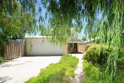 Image de Close to beach and town in a quiet location.