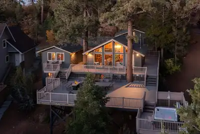 Image de Whistling Woods. Excellent location with unbeatable views and a Spacious Deck with Hot Tub.