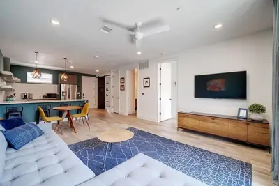 Image de E 5th St - Perfect Location for Play or Stay!