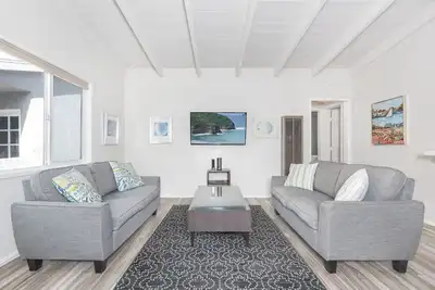 Image de Upstairs Apartment at Affordable Prices | Steps From the Ocean | Perfect for Couples or Small Groups