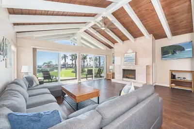 Image de Stay at the Center of the Balboa Pier Promenade & Walk to All the Fun!