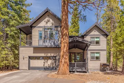 Image de Luxury 5x4 Home - Hot Tub, Pool Table, Walk to Pickleball Ct, Backs to Forest