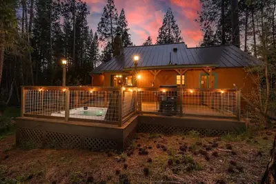 Image de Cub House- Remodeled cabin Inside Yosemite with new hot tub and more!