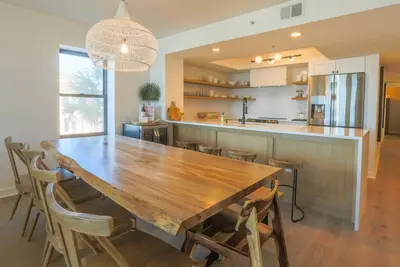 Image de Complete, Luxury Renovation of this Oceanfront, Corner Unit! Stunning Ocean Views & Community Pool.