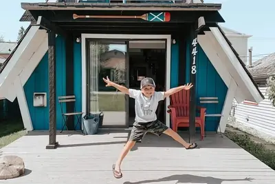 Image de Cozy A-frame cabin 1/2 block from the gorgeous Sylvan Lake beach, parks & pubs