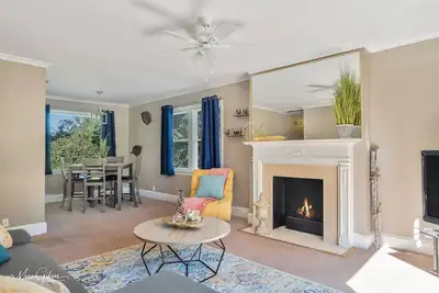 Image de Large windows overlooking streets of historic South Highlands makes this cozy!