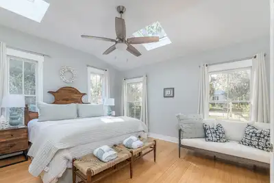 Image de Old Town Bluffton Cottage + Free Golf Cart - Fenced Yard - Downtown - Sleeps 8