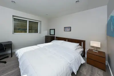 Image de Family Friendly 3 Bed Rooms Basement Suite The Chateau - St No. 00177094