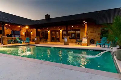 Image de Branding Iron ~ Pool, Great Outdoor Space, Sleeps Up to 30
