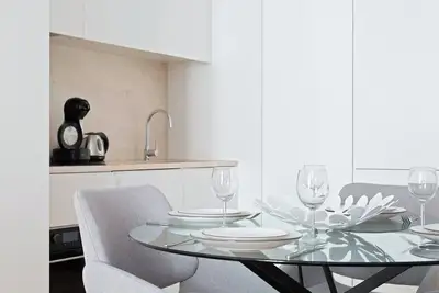 Image de Spacious 1 Bed Apt, Sleeps 4 nr Baixa