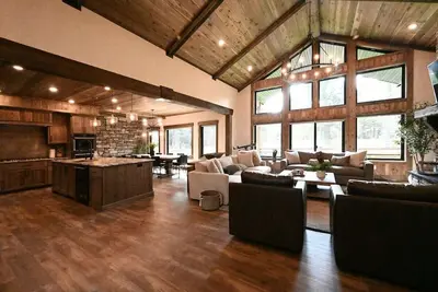 Image de Luxury Cabin | 20 Miles to Yellowstone! | Theater Room| Hot Tub