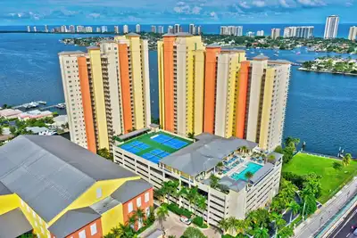 Image de Beautiful 3, 3  Pvt Balcony Waterfront @ Marina Grande Condominiums
