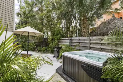 Image de Casa De Siesta | Pet Friendly Home In Siesta Village, Private Pool and Hot Tub, Walk to the Beach!