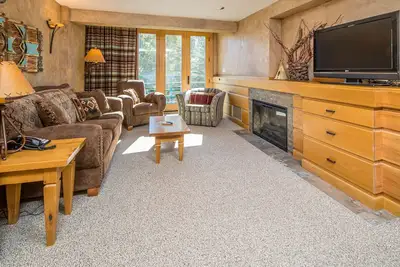 Image de Ski in/out w/great views, amazing location, shared pool/hot tub, & fireplace - Shoshone Slopeside