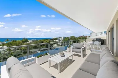 Image de Crystal Shores Top Floor U/4, Stunning Sea View Apartment 200m to Sunshine Beach