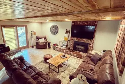 Image de Beautiful Remodeled cabin with coffee bar, foosball table and trailer parking
