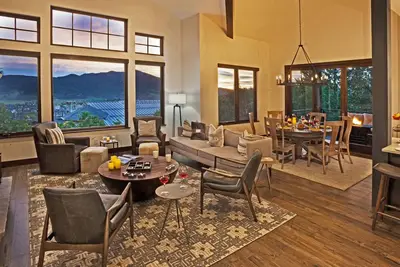 Image de Modern Home w/ Incredible Views + Hot Tub + Close to Skiing - Poma Lodge