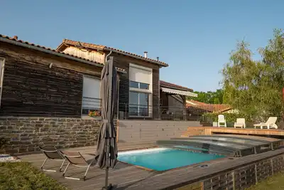 Image de Chalet avec piscine et une vue sur les montagnes