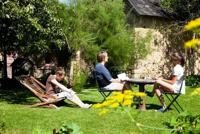 Image de Charme du XVIIe avec grand terrain clos, dépendances restaurées, jardin, garage fermé et équipements divers