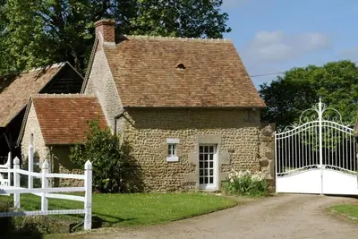 Image de Gîte charmant avec piscine chauffée, tennis et jardin près de Beaumont-sur-Sarthe