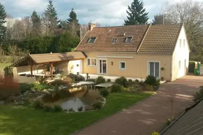Image de Spacieuse Villa avec Jardin, Proche du Centre, Piscine Naturelle, et Activités au Mans