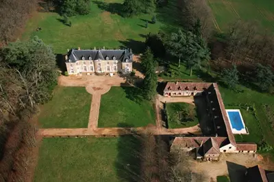 Image de Gîte authentique avec piscine chauffée, parc et chevaux, au cœur d'un château historique