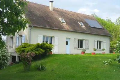 Image de Gîte spacieux avec salle de jeux, tennis et cheminée, idéal pour familles et amis jusqu'à 15 pers.