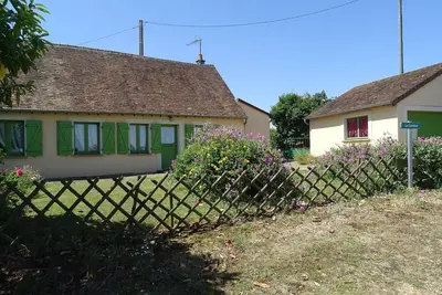 Image de Évasion rustique avec cheminée et vélos, proche du Mans