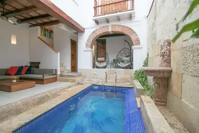 Image de 4 Bedroom Luxury Mansion in Best Location Old City
